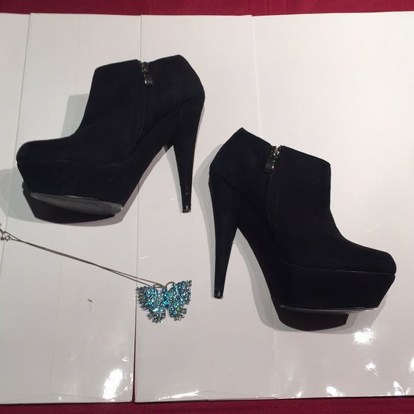 Steve Madden Shoes - Steve Madden Black Leather Suede Eboniee Heels 8
